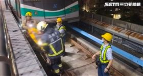 婦人落軌，手臂當場被車撞斷裂。（圖／翻攝畫面）
