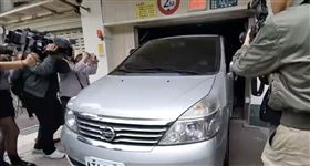 ▲檢廉政二度約談陳佩琪，訊後陳佩琪獲請回，卻是坐在公務車內直接由車道離開，閃避媒體拍攝。（圖／翻攝畫面）
