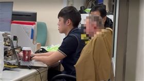 李維接受偵訊時面部漲紅，看似相當緊張。（圖／翻攝畫面）