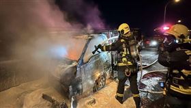 國道1火燒車！車輛燒剩骨架　2人跳車逃命