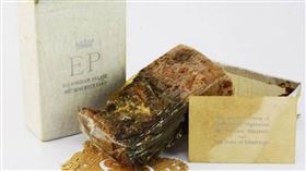 一塊77年歷史的蛋糕值12.7萬被買走　拍賣方：保存良好還能吃。▲這塊77年歷史的蛋糕是已故英國女王伊莉莎白二世和菲利普親王結婚蛋糕的其中一塊。（示意圖／翻攝自X）