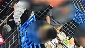 在敬酒環節時，張男覺得自己沒有受到尊重，竟持刀砍人。（圖／微博）