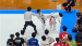 日本一場小學生空手道比賽出現充滿爭議的一幕，當雙方被教練喊停，準備回到起始位置重新對戰時，一名選手的教練突然出聲指示場上選手趁對手轉身，出腳偷襲對方後腦勺。（圖／翻攝X／宮本 岳司 空手の先生）