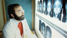 腹中藏電池摺疊刀釘子　15歲男腸道破裂亡