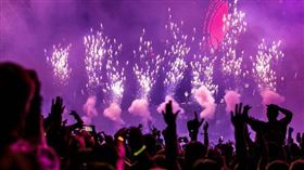 百歲嬤慶生找猛男跳脫衣秀　網舉手搶報名