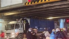 負責清運風災殘根的貨車不慎釀撞橋意外。（圖／翻攝畫面）