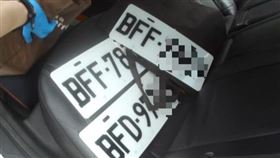 通緝犯找友人帶刀談判！民眾嚇壞急報警　車內假車牌、毒品全被搜