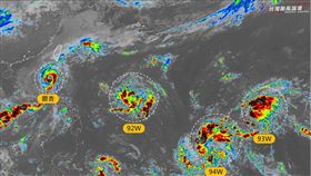 一圖看3熱帶擾動排排站！專家曝「下週恐再生成1到2颱」：多注意這兩隻（圖／翻攝自「台灣颱風論壇｜天氣特急」臉書）