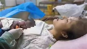 30多歲的母親生下了寶寶。（圖／翻攝畫面）