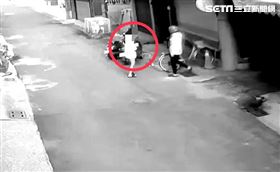 男嬰緊急送醫畫面曝光，不料成了最後身影。（圖／翻攝畫面）