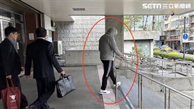 羅時豐兒子捲強盜案！全身包緊緊離開士院　「王牌律師團」護送上車。（圖／記者鍾昀軒攝影）