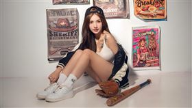 Dora拍桌曆照。（圖_樂天桃猿提供）