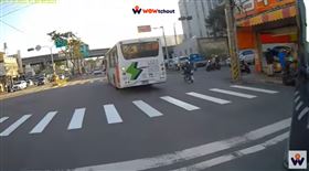 中鹿客運闖紅燈，險撞機車，烏日區中山路一段，檢舉(圖／翻攝自WoWtchout - 地圖型行車影像分享平台)
