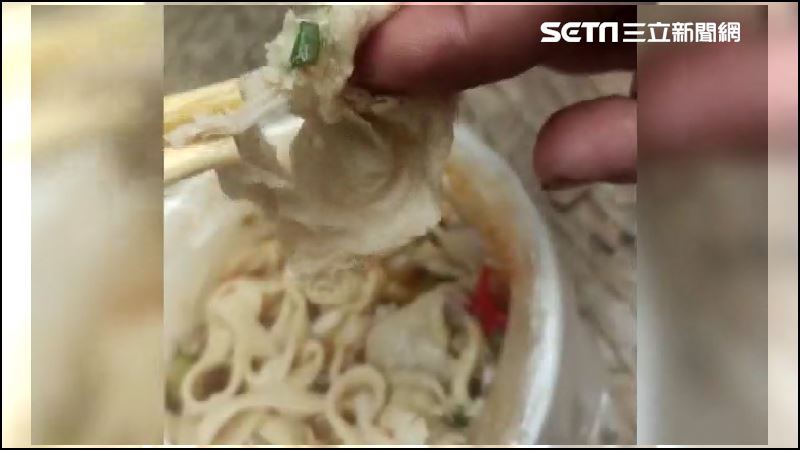 水餃「吃到紙巾」僅退錢　消費者怒槓店家