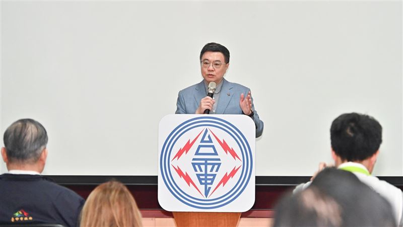 視察中火藍綠衝突！卓榮泰差點被紙團砸到