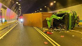 整台車倒地後，車頭嚴重毀損。（圖／警方提供）