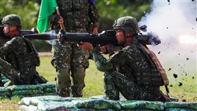 義務役男實彈射擊紅隼火箭彈一年期義務役男6日在南測中心實彈射擊國造紅隼火箭彈，圖為砲彈出口的瞬間。中央社記者游凱翔攝  113年11月6日