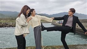 李又汝、曾智希《愛的榮耀》飾演姐妹反目成仇，黃文星在岸上曬傷。（圖／民視提供）