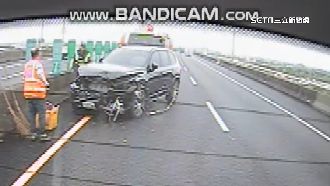 開自動輔助駕駛撞工程車　清潔員險遭波及