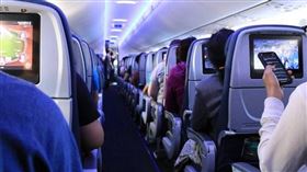 大陸一名自稱大學老師的女子搭機不遵守規定，還把男空服員手臂抓到都是傷痕。（示意圖／Pixabay）