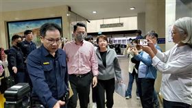 ▲在廉政署應訊後，黃珊珊被移送北檢複訊。（圖／翻攝畫面）