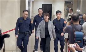 ▲黃珊珊獲請回，離開北檢。（圖／翻攝畫面）