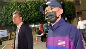 郭哲敏終於重獲自由，神情看起來相當神清氣爽。（圖／翻攝畫面）