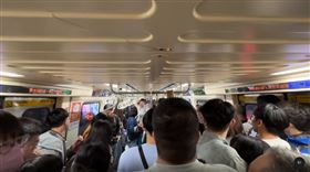 北捷女子持刀隨機砍人，民眾恐慌暴動。（圖／網友vick_lin授權提供）