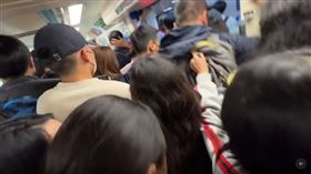 北捷女子持刀隨機砍人，民眾恐慌暴動。（圖／網友vick_lin授權提供）