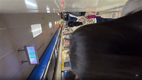 北捷女子持刀隨機砍人，民眾恐慌暴動。（圖／網友vick_lin授權提供）