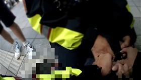 王女慘遭員警壓制。（圖／翻攝畫面）