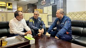 薛先得（中）是北市警務正，曾是侯友宜的隊員、新北警局長廖訓誠（右）的學生。（圖／新北市政府新聞局提供）