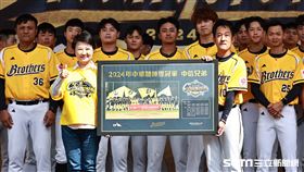 ▲中信兄弟封王遊行，總教練平野惠一致贈市長盧秀燕封王照相框。（圖／記者劉彥池攝影）