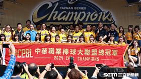 ▲中信兄弟封王遊行，全隊和市長盧秀燕合影。（圖／記者劉彥池攝影）