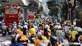 ▲中信兄弟封王遊行，大批球迷騎機車尾隨車隊。（圖／記者劉彥池攝影）