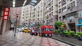 新北汐止國泰醫院今天（9日）上午9時許發生一起工安意外，一名52歲男工人在進行送餐電梯拆除工程時，疑因電梯鋼索斷裂，導致男工人遭夾困於電梯井內，警消人員獲報到場搶救，約10時50分把受困工人救出，但男工人右手斷肢、無生命跡象，詳細事發原因恆待調查釐清。