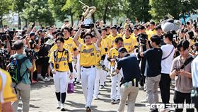 ▲中信兄弟封王遊行，球員回到洲際棒球場接受球迷夾道歡迎。（圖／記者劉彥池攝影）