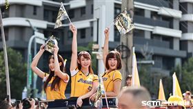 ▲中信兄弟封王遊行，PS女孩短今、希希站上吉普車。（圖／記者劉彥池攝影）