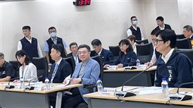 陳其邁與卓榮泰、陳世凱視察高雄國際機場高雄市長陳其邁（前右）8日下午陪同行政院長卓榮泰（前右2）、交通部長陳世凱（前右3）前往視察高雄國際機場，陳其邁會中表示，高雄機場在國際航點及航班都應該增加，「因為沒有航班就沒有觀光」。中央社記者林巧璉攝  113年11月8日