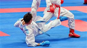 杭州亞運空手道　吳峻維無緣獎牌（1）杭州亞運7日下午進行空手道男子84公斤級銅牌戰，台灣好手吳峻維（前右）以5比15不敵約旦選手賈弗里（Mohammad Aljafari）（前左），無緣獎牌。中央社記者裴禛攝  112年10月7日