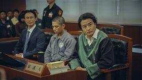 《八尺門的辯護人》，刻畫出原住民與移工的生活困境。（圖／CATCHPLAY提供）