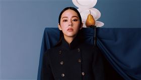 林奕嵐希望成為一個不怕犯錯、願意失敗的人。(圖／ELLE TAIWAN)