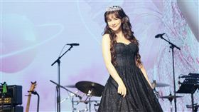 林岱縈換上白色低胸洋裝辣舞展現誠意。（圖／龐文宏提供）