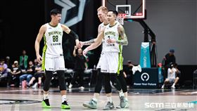 ▲TPBL福爾摩沙夢想家上半場終了前追平比數，周柏臣和高柏鎧、張宗憲擊掌。（圖／記者劉彥池攝影）