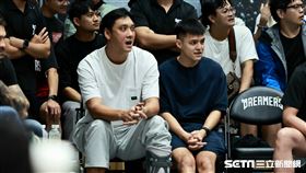 ▲TPBL福爾摩沙夢想家後衛林俊吉坐在場邊觀戰。（圖／記者劉彥池攝影）
