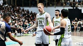 ▲TPBL福爾摩沙夢想家中鋒高柏鎧執行罰球後和隊友擊掌。（圖／記者劉彥池攝影）