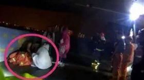 大陸上海市崇明公安分局日前先後救助了兩名想輕生的女子，原因都與聘金相關。（圖／翻攝自微博）