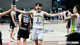 ▲TPBL福爾摩沙夢想家前鋒馬建豪攻下21分和隊友擊掌慶祝勝利。（圖／記者劉彥池攝影）