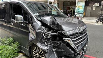 板橋女自撞貨車　駕駛「急跳開」險遭撞