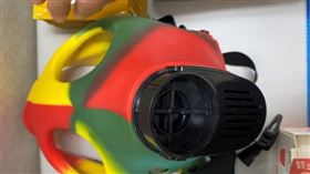 台中1間汽車旅館淪為製毒廠，2名員工網購防毒面具配戴分裝毒品。（圖／翻攝畫面）